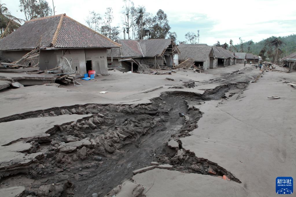 印尼塞梅鲁火山再次喷发 已致15人死亡