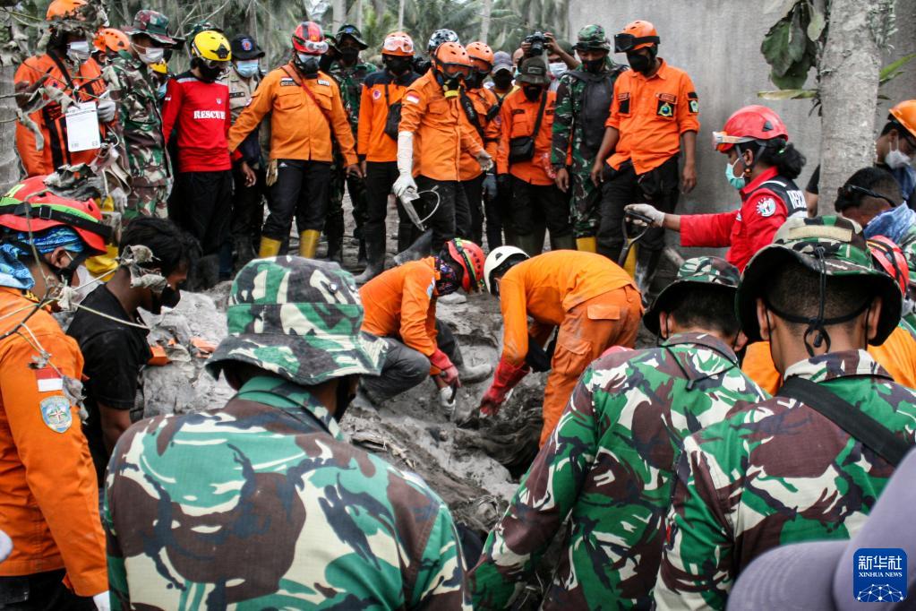 印尼塞梅鲁火山再次喷发 已致15人死亡