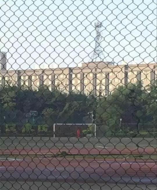 高校学生足球门上上吊 被发现时已无生命迹象