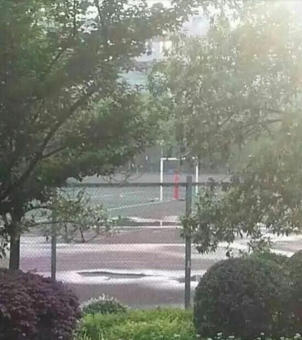 高校学生足球门上上吊 被发现时已无生命迹象
