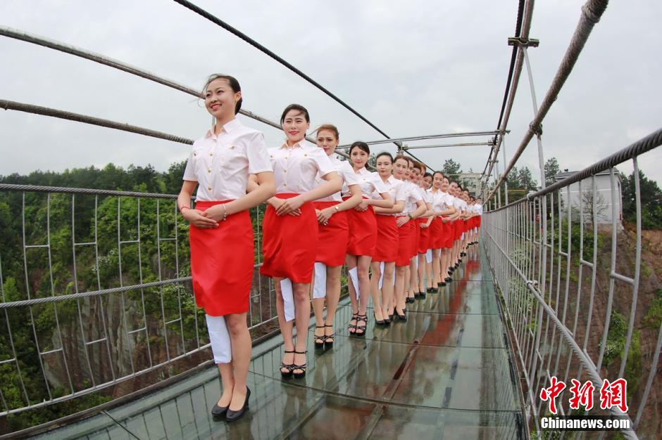 湖南准空姐石牛寨玻璃桥上“练胆”