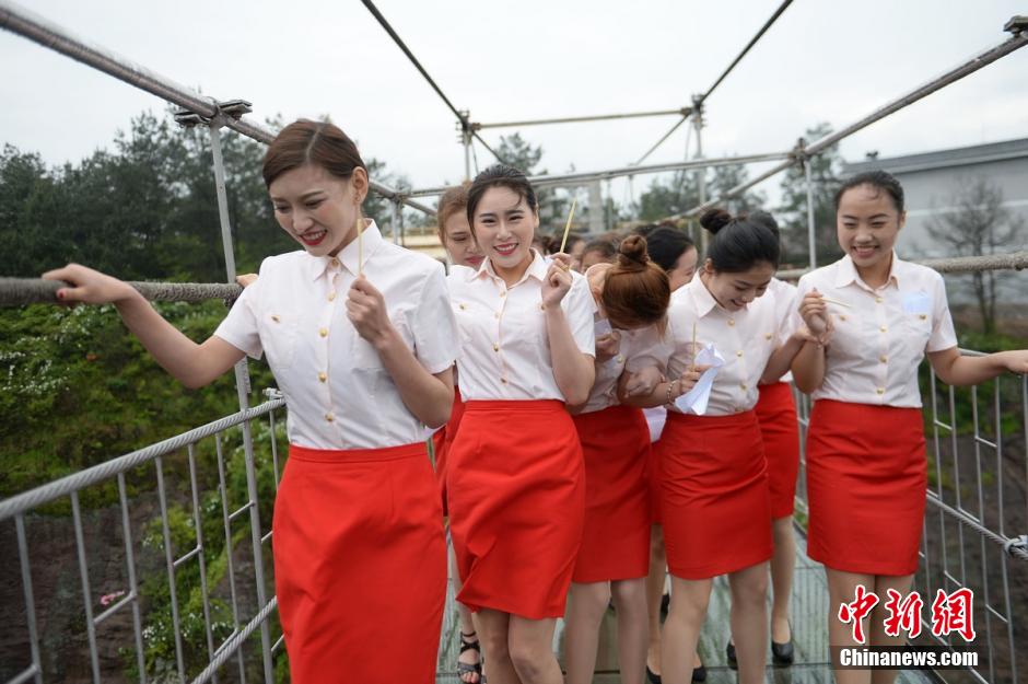 湖南准空姐石牛寨玻璃桥上“练胆”