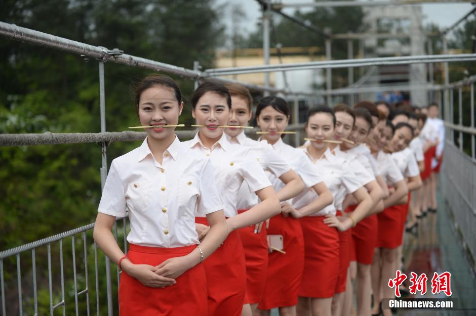 湖南准空姐石牛寨玻璃桥上“练胆”