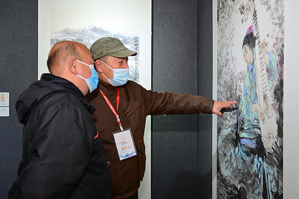 2021海峡两岸大千文化艺术交流活动在四川省内江市举行_fororder_3观看展览（摄影-罗佳）