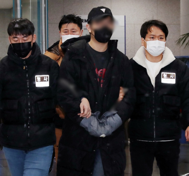 袭击素媛案罪犯的男子被拘留 戴手铐喊：赵斗淳先拿的锤子