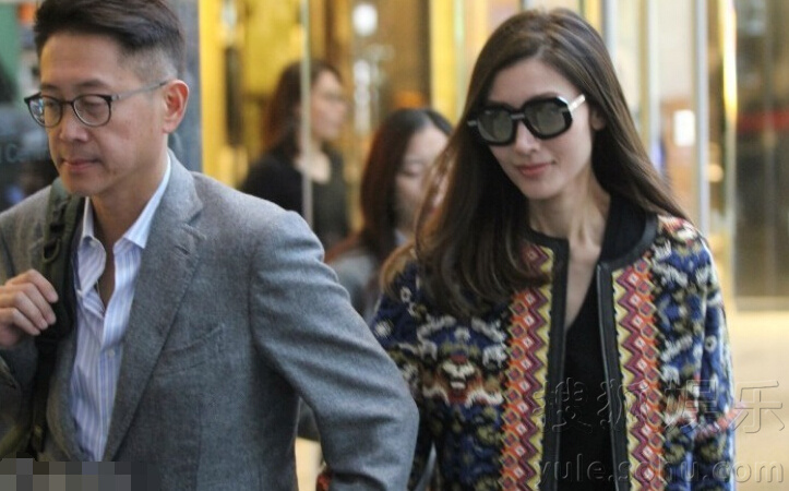 阔太李嘉欣与老公许晋亨逛街 十指相扣秀恩爱