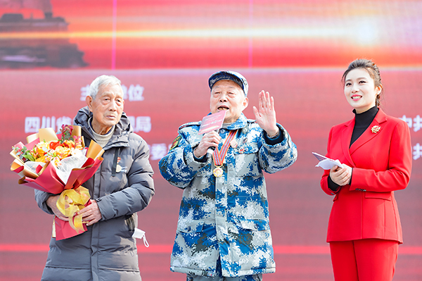 献礼成渝铁路通车70周年 大型电视连续剧《一路向前》内江开机_fororder_6-89岁高龄的铁道兵战地记者、成渝铁路修路工人孙贻荪（中）分享成渝铁路修建的艰苦而光荣的岁月（摄影-廖志全）