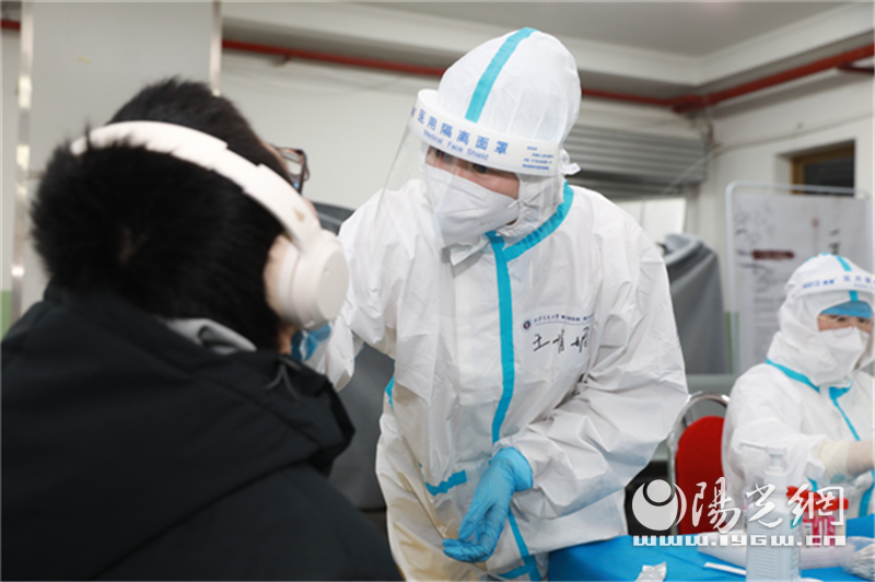西安交大二附院组建核酸采样队进驻交大进行核酸检测