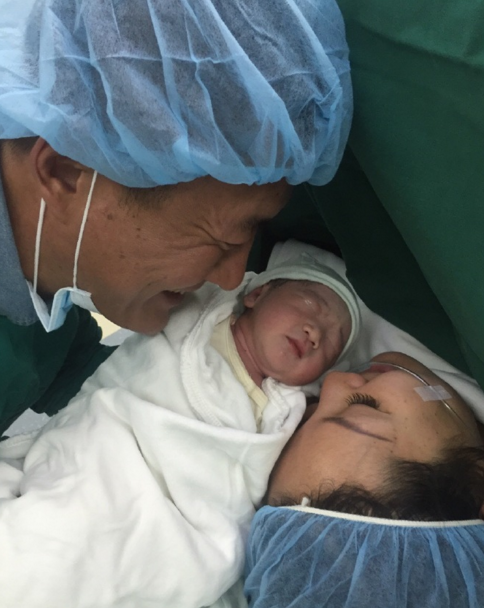 52岁高曙光喜得爱子晒全家福 和宝宝同一天生日