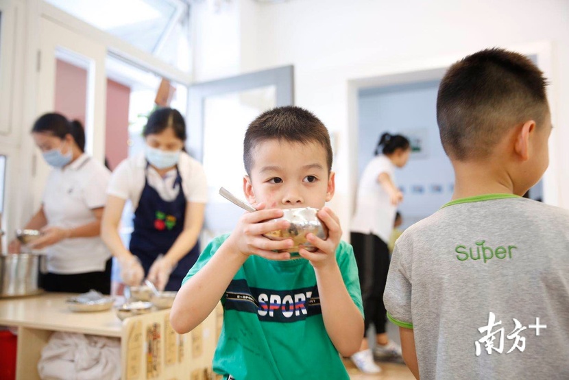 入园可摘口罩，实行弹性上学！深圳最小萌娃返园啦