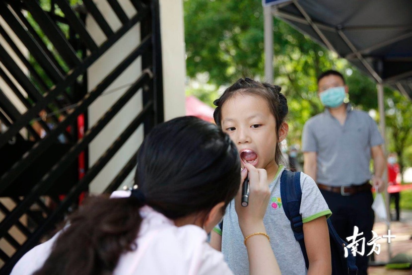 入园可摘口罩，实行弹性上学！深圳最小萌娃返园啦