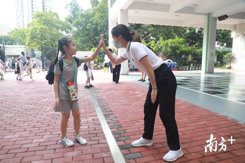 入园可摘口罩，实行弹性上学！深圳最小萌娃返园啦