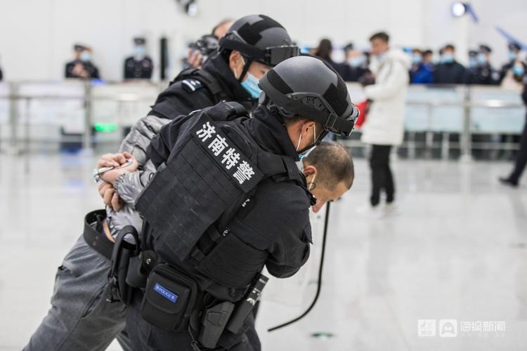 济南特警在地铁站反恐演练，三人一组轻松制伏“暴徒”