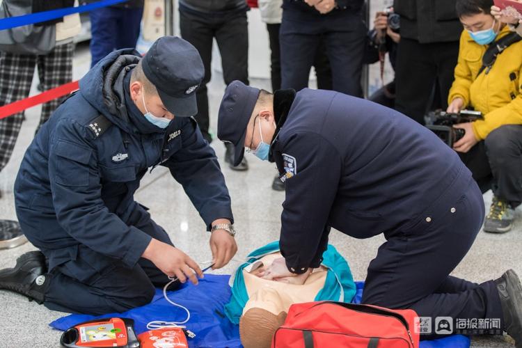 济南特警在地铁站反恐演练，三人一组轻松制伏“暴徒”