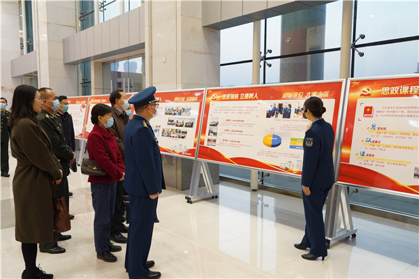 空军工程大学举办思政课程和课程思政建设展示暨示范教学观摩会_fororder_专家教授们参观思政课程和课程思政展板2_副本