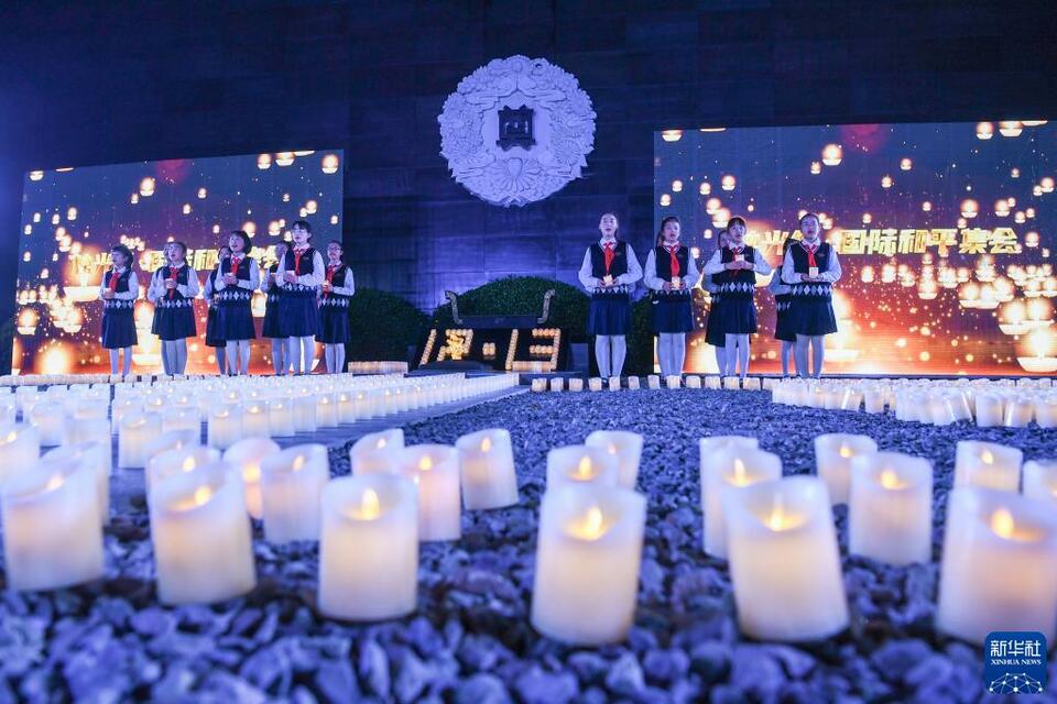 南京：“烛光祭”寄托哀思祈愿和平