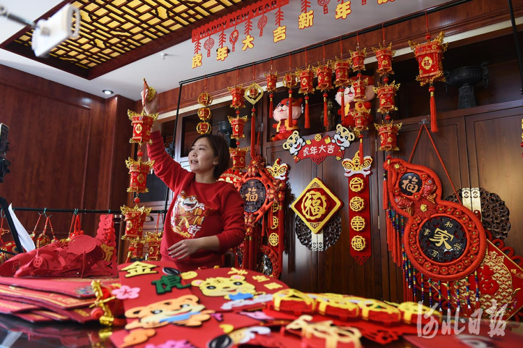 河北南宫：毛毡饰品迎新年