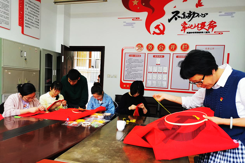 武夷学院财务党支部开展“绣党旗”主题活动_fororder_图片1