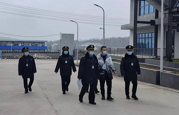广元剑阁：用实际行动守好疫情防控四川“北大门”_fororder_（图为剑阁县卫生执法大队开展疫情防控隔离点检查）