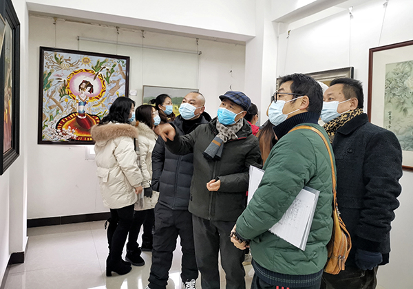 眉山市东坡区举办2022年迎春美术作品展_fororder_观展现场-供图-东坡区委宣传部（1）