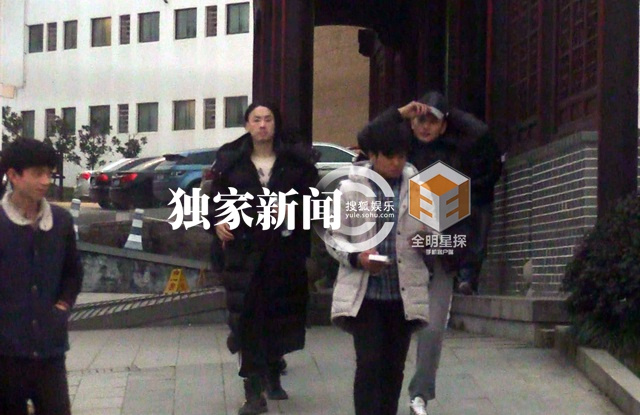 组图：罗晋与吴建豪出行 穿与唐嫣密会同款裤子