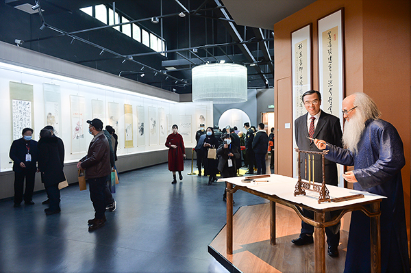 四川内江欧豪年艺术馆落成开馆_fororder_3观看展览（摄影-王斌）