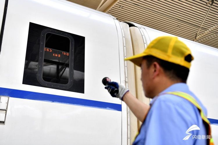 探班高铁“解渴人”：日均步行20公里 只为旅客喝上泉城水