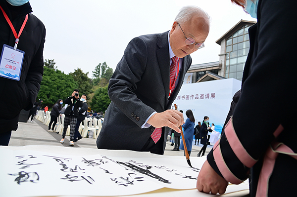2021海峡两岸大千文化艺术交流活动在四川省内江市举行_fororder_2现场挥毫（摄影-罗佳）