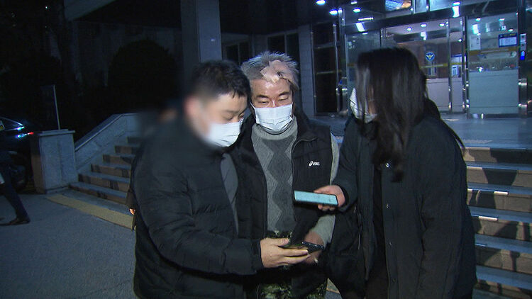 袭击素媛案罪犯的男子被拘留 戴手铐喊：赵斗淳先拿的锤子