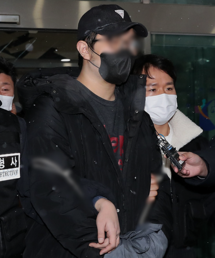 袭击素媛案罪犯的男子被拘留 戴手铐喊：赵斗淳先拿的锤子