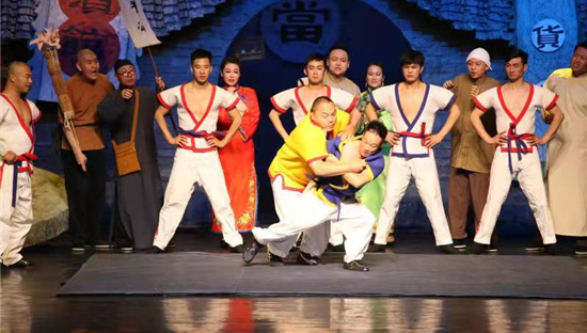 动手又动口 沈阳北市摔跤被戏称为“武相声”_fororder_rBABC2G63cWAMMnRAAAAAAAAAAA446.550x366