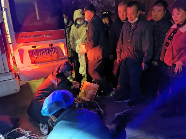 辽宁鞍山妇儿医院护士湖边急救老人_fororder_赶到现场的医护人员施救老人 网友截图