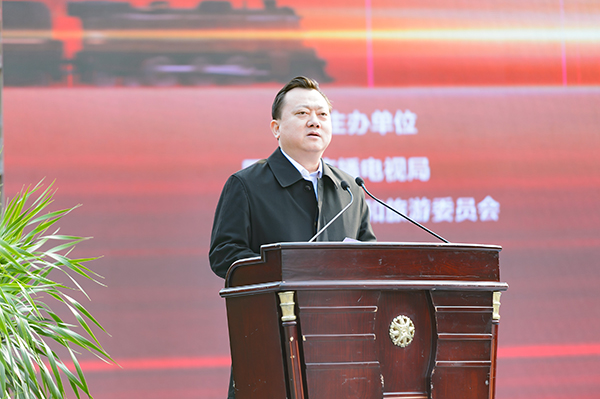 献礼成渝铁路通车70周年 大型电视连续剧《一路向前》内江开机_fororder_3内江市委副书记、市长李丹致辞（摄影-廖志全）