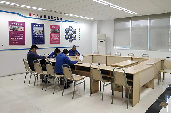 自贡市3个创新工作室获评“四川省劳模和工匠人才创新工作室”_fororder_2-缪学英劳模创新工作室工作场景