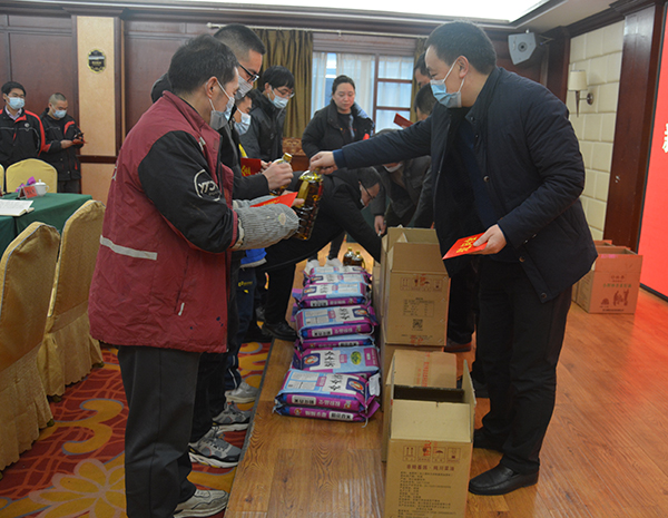 广元市总工会、利州区总工会慰问新就业群体职工_fororder_慰问现场