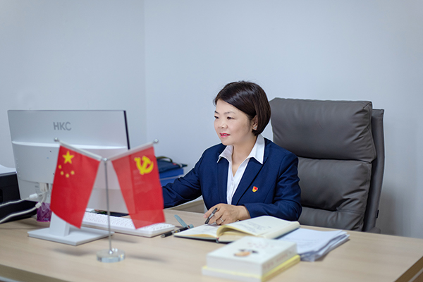 成都广大党员干部永葆初心 让红色基因代代相传_fororder_赵秀芬工作照