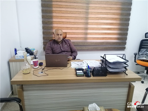 冲突结束半年后 记者再访加沙及巴以边境地区_fororder_图1.半岛电视台在加沙的负责人韦尔·达杜在临时办公室里工作。.JPG