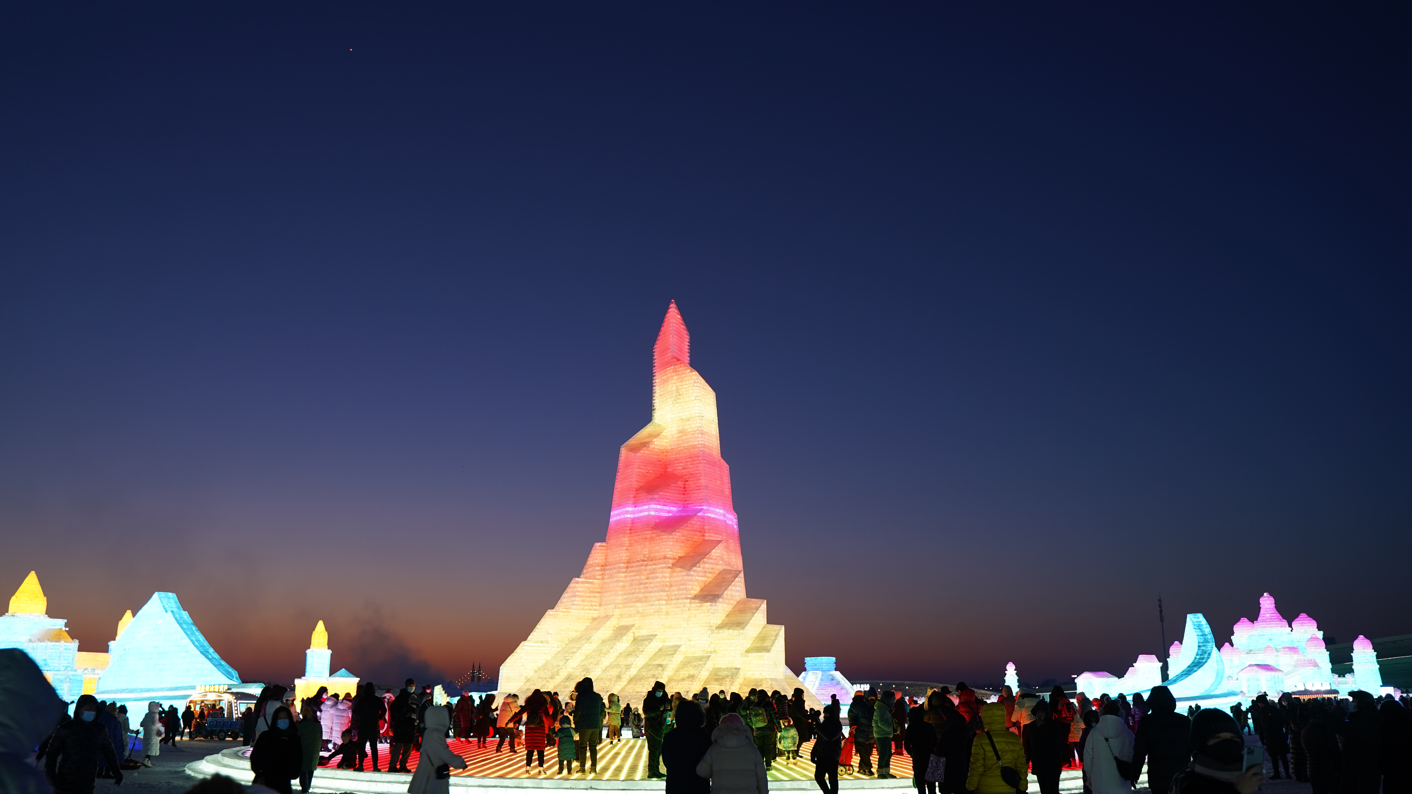 流光溢彩的“冰雪王国”邀您来赏 第二十三届哈尔滨冰雪大世界开园迎客_fororder_DSC04681.JPG