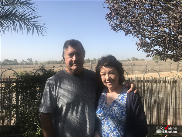 冲突结束半年后 记者再访加沙及巴以边境地区_fororder_图5.纳瓦罗夫妇在自家院子里能看到远处的加沙.JPG