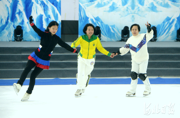 河北石家庄：三代人的冰雪梦
