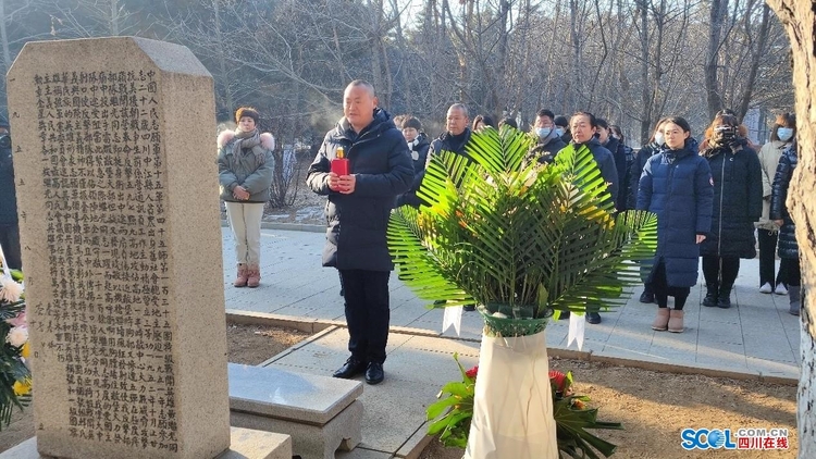 （转载）家乡亲人赴沈阳抗美援朝烈士陵园祭奠黄继光烈士