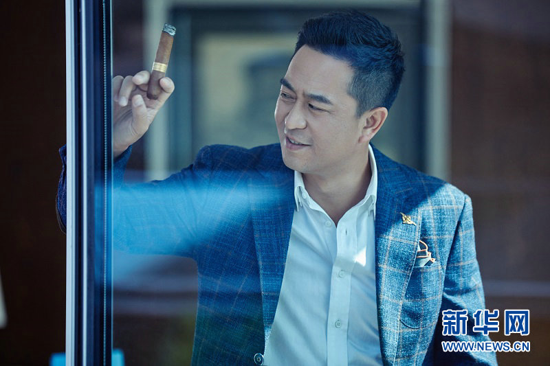 张嘉译曝最新写真 “熟男范本”气场全开