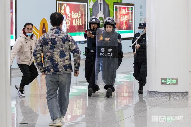 济南特警在地铁站反恐演练，三人一组轻松制伏“暴徒”