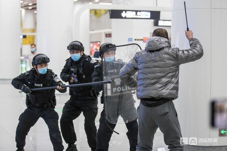 济南特警在地铁站反恐演练，三人一组轻松制伏“暴徒”