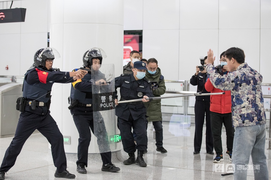 济南特警在地铁站反恐演练，三人一组轻松制伏“暴徒”