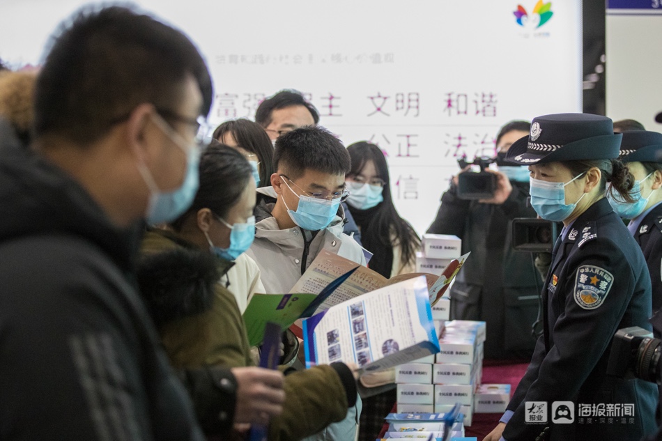 济南特警在地铁站反恐演练，三人一组轻松制伏“暴徒”
