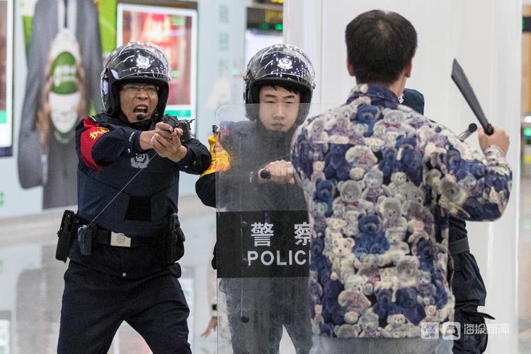 济南特警在地铁站反恐演练，三人一组轻松制伏“暴徒”