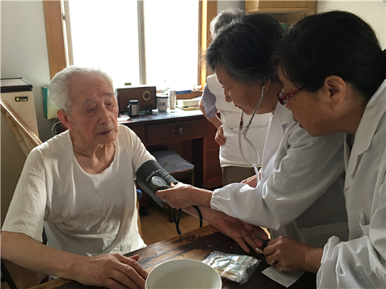 南通任港街道弘运社区健康使者服务队：挥洒余热 感动邻里_fororder_图片3_副本