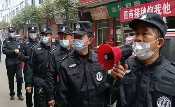 广元剑阁：用实际行动守好疫情防控四川“北大门”_fororder_（图为剑阁县“雄关义警”开展疫情防控宣传引导）