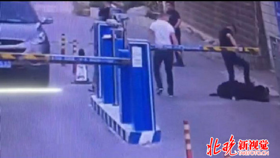 宾利女司机打保安曝视频 保安疼得一夜没睡